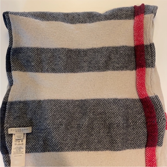 Sale!πβ₯οΈRare Burberry Wool Infinity Scarf - Picture 11 of 16